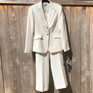 NWT Tahari white 2pc suite